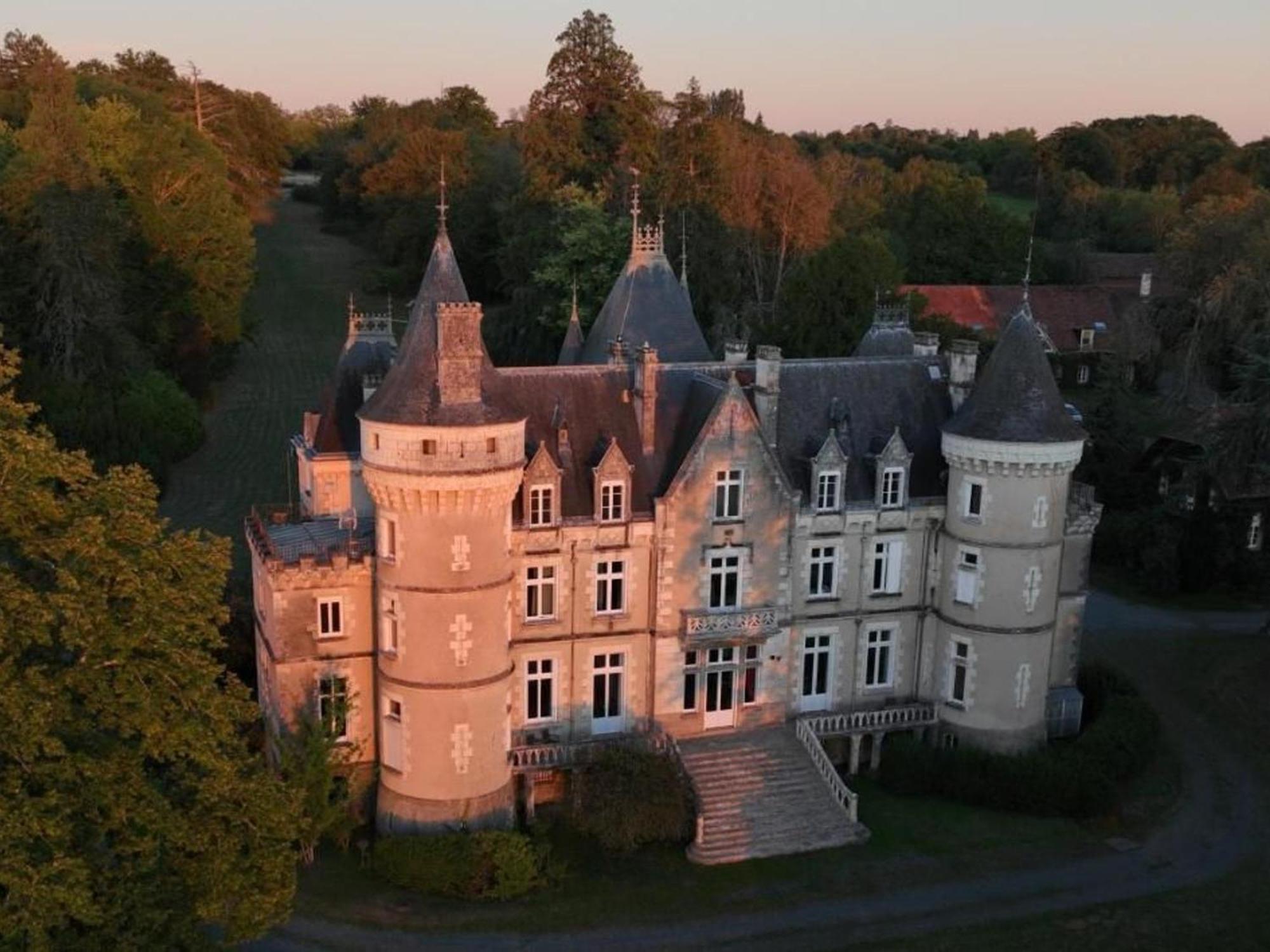 Cluis Sejour De Charme Au Chateau Avec Petit-Dejeuner Et Parking - Fr-1-591-705 المظهر الخارجي الصورة