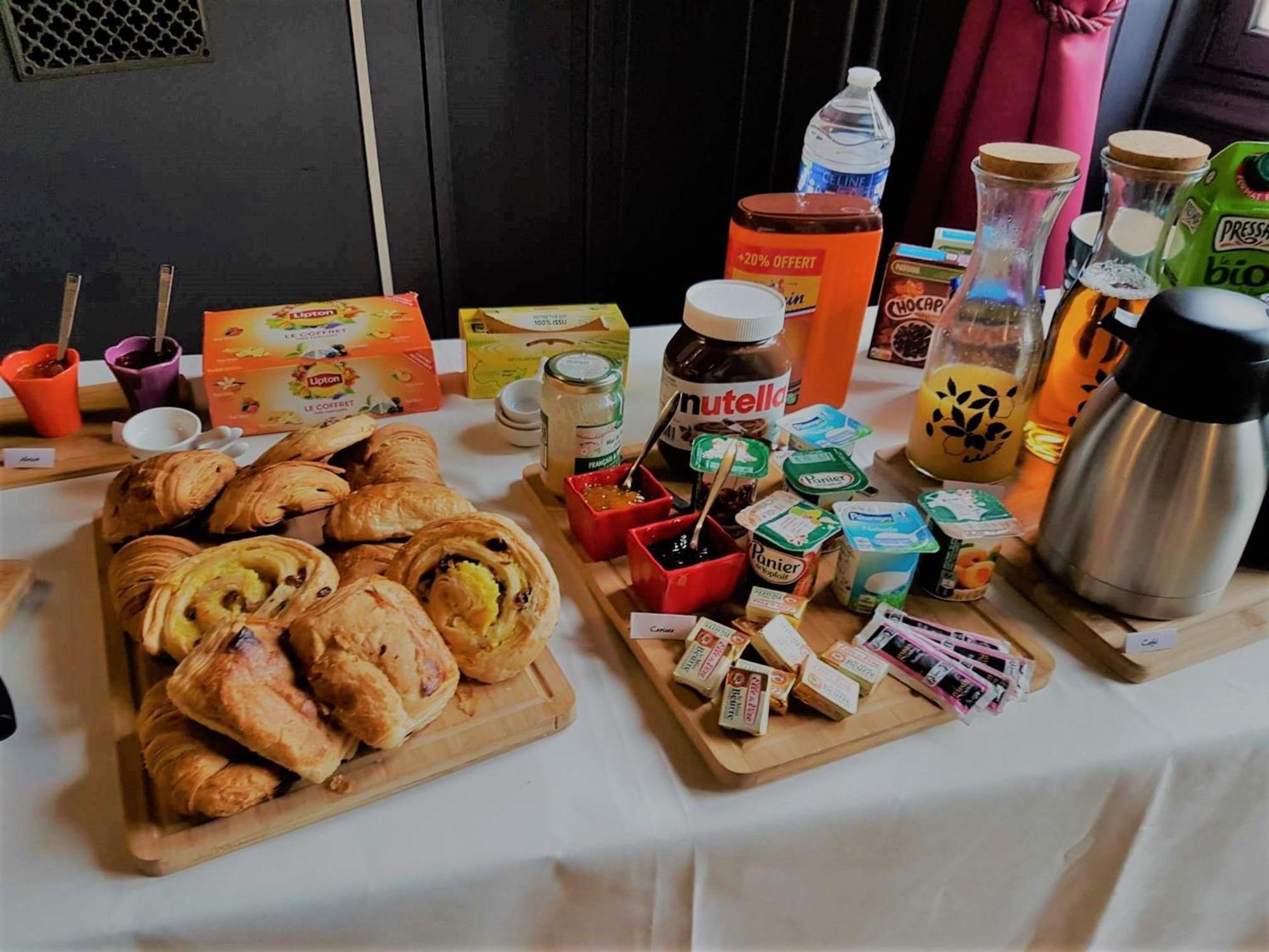 Cluis Sejour De Charme Au Chateau Avec Petit-Dejeuner Et Parking - Fr-1-591-705 المظهر الخارجي الصورة