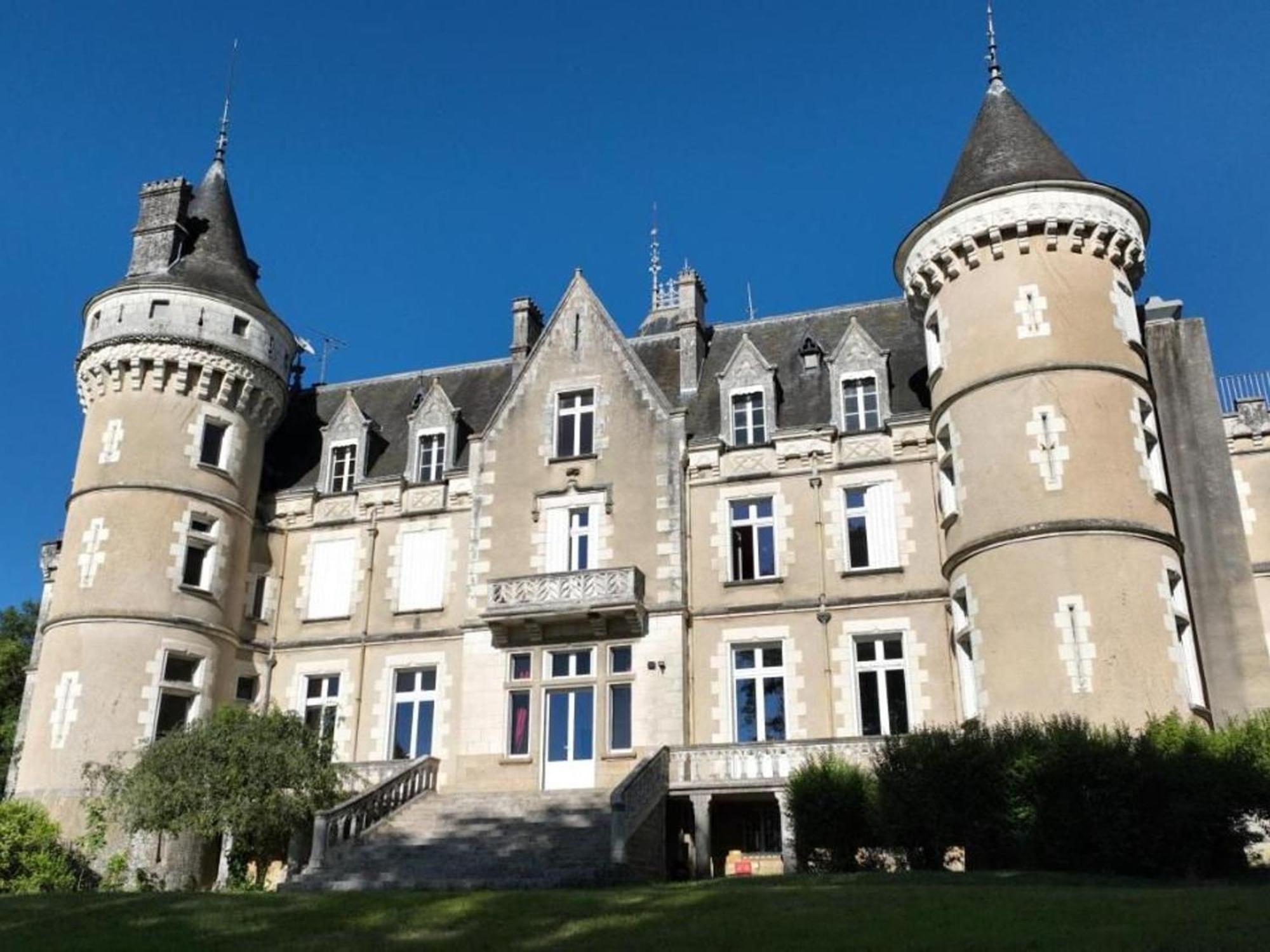 Cluis Sejour De Charme Au Chateau Avec Petit-Dejeuner Et Parking - Fr-1-591-705 المظهر الخارجي الصورة