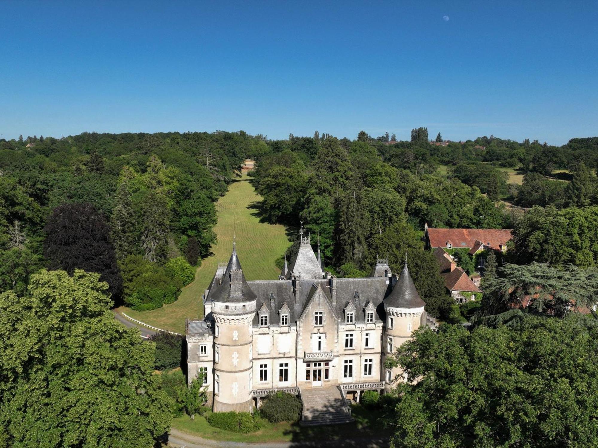 Cluis Sejour De Charme Au Chateau Avec Petit-Dejeuner Et Parking - Fr-1-591-705 المظهر الخارجي الصورة